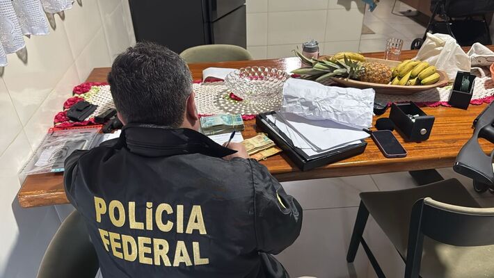 Agentes da PF durante operação