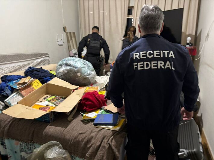 Agentes da PF e Receita durante operação