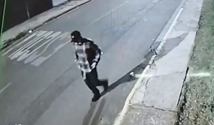 Imagens de câmeras de segurança mostram autor andando pela região