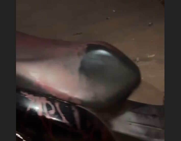 Imagem mostra banco da moto ensanguentado