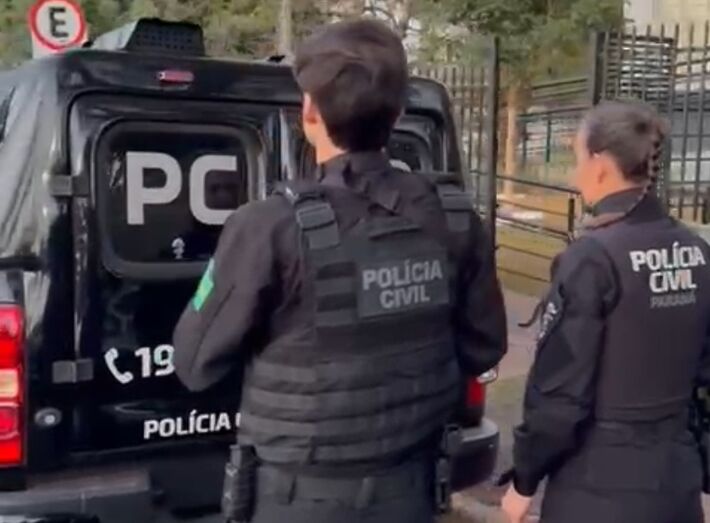 Agentes da Polícia Civil do Paraná durante prisão