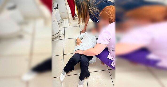 Vítima foi amparada pelos colegas após a agressão