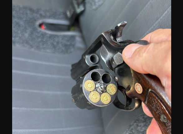 Revólver apreendido pela polícia com o autor