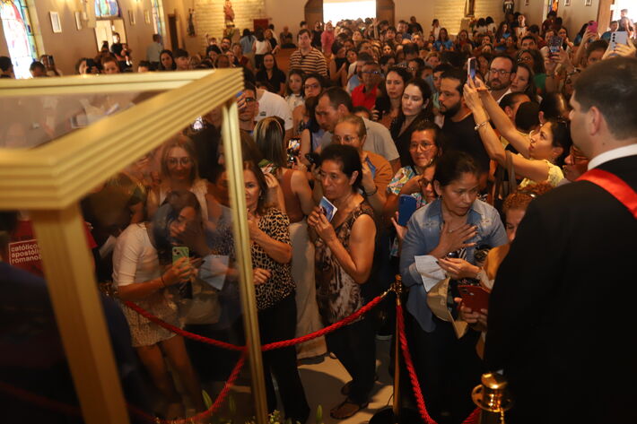 Fiéis em busca da melhor visão à relíquia de São Carlo Acutis - Foto: Reginaldo Araújo.