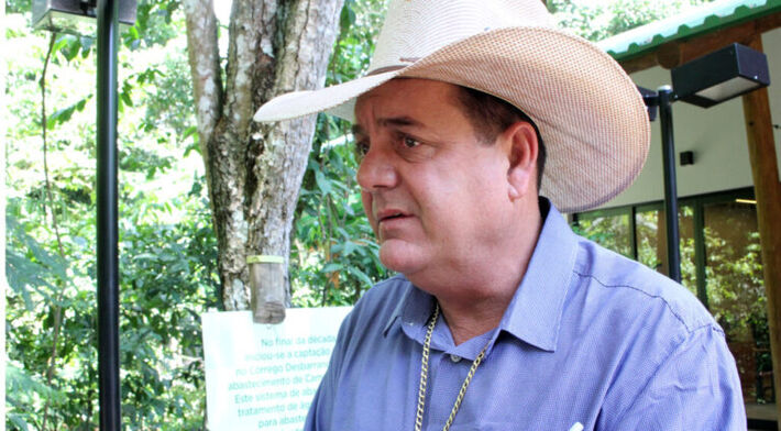 Angelo Guerreiro, que planejava ser deputado, usou falsa emergência para dispensar licitação e beneficiar empresa específica, causando enorme prejuízo à cidade.