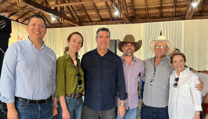 Eduardo Riedel e demais autoridades durante visita a 48ª Exporã.