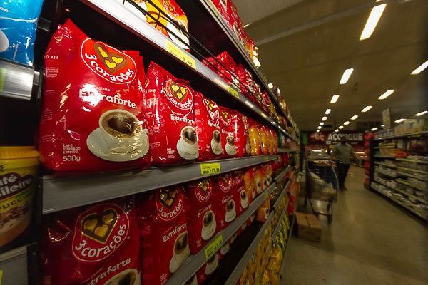 Preços do café em prateleiras. Foto: Tero Queiroz
