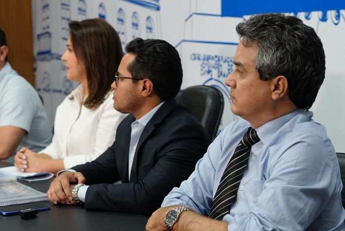 Vereador Landmark durante reunião com prefeita na Câmara