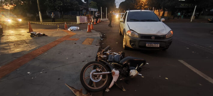 Motocicleta da vítima e carro do motorista que atropelou o casal. Foto: Sidnei Bronka/Ligado Na Notícia
