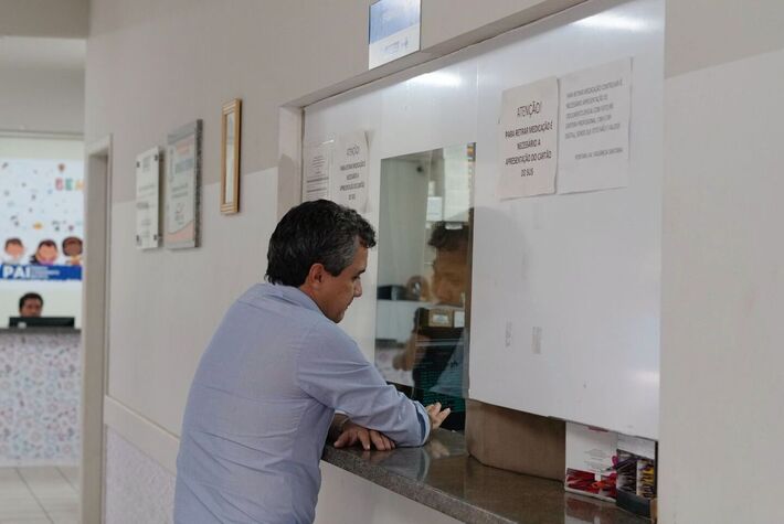 Vereador durante fiscalização em postos de saúde