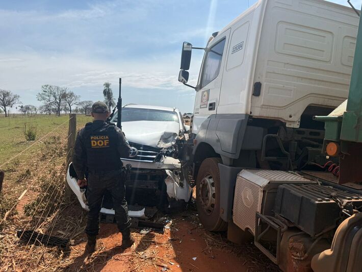 Veículo recheado de droga bateu contra carreta