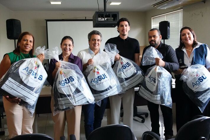 Autoridades durante entrega nesta quarta-feira