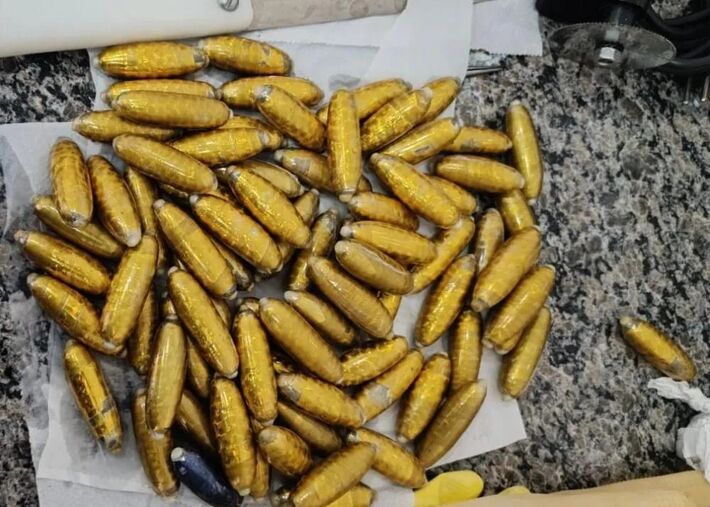 Cápsulas de cocaína encontradas no corpo de boliviana