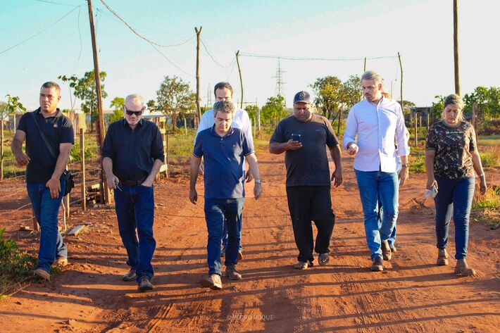 Vereador Landmark durante vista a agrovila