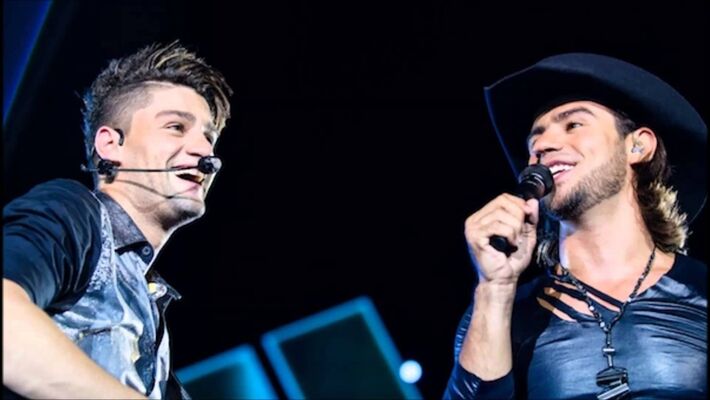 Música estourou em todo o país com a dupla Munhoz e Mariano.