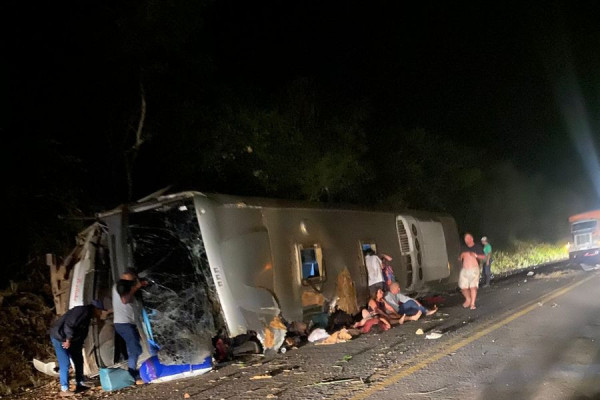 Ônibus com 30 passageiros tombou levando a morte fatal de 11 mulheres e quatro homens. Foto: PRF
