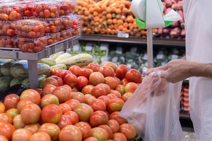 O tomate teve queda em 26 das 27 capitais pesquisadas na comparação de agosto para setembro - Foto: Vitor Vasconcelos / Secom / PR