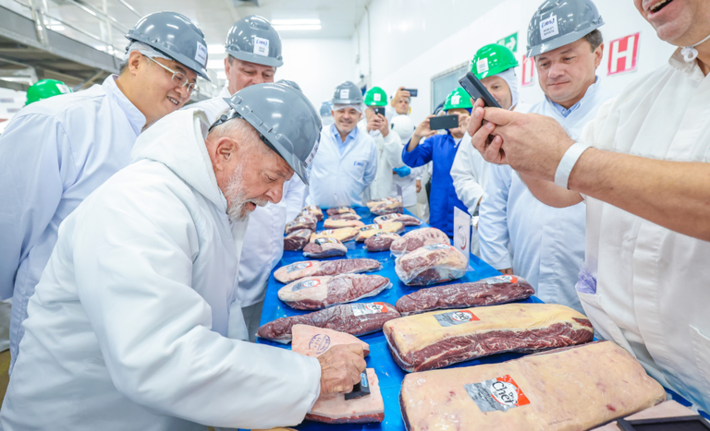[12.04.2024 - Visita à planta frigorífica em Campo Grande] - Presidente Lula carimba carne brasileira com selo de qualidade. . Foto: Foto: Ricardo Stuckert / PR
