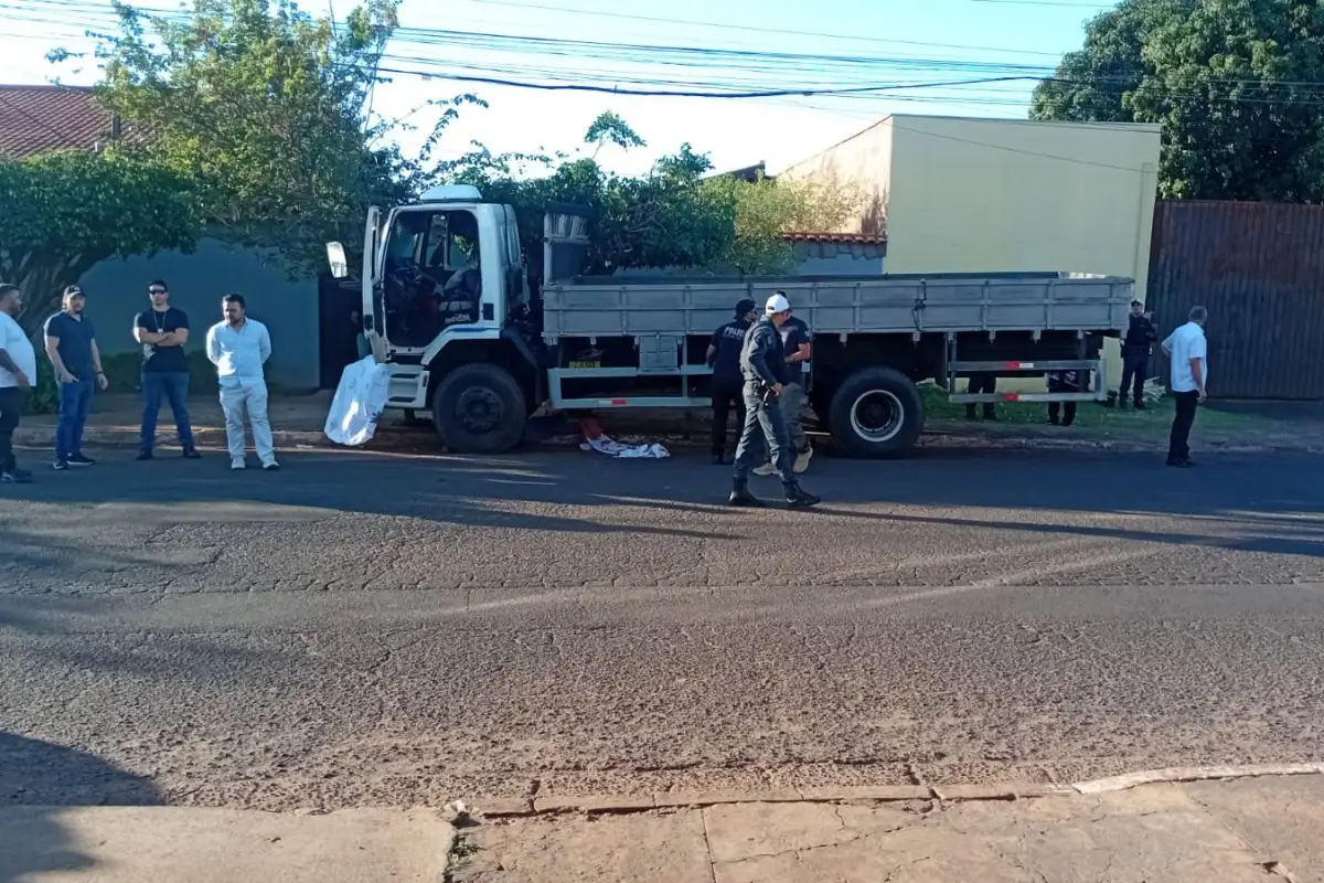 Corpo do motorista ficou preso embaixo do veículo. Foto: José Aparecido