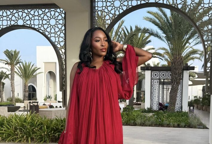 A advogada de 29 anos apareceu pela primeira vez na tela do ARISE News como convidada quando participou e venceu o concurso Miss Turismo Nigéria.