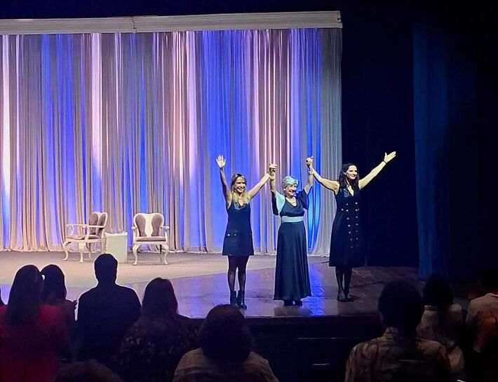 Encerramento da temporada do espetáculo teatral Três Mulheres Altas em Campo Grande (MS), no domingo (5.out.25).