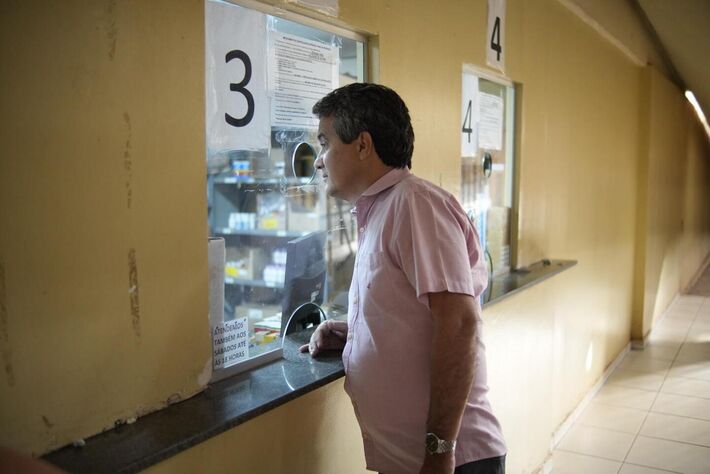 Vereador Landmark durante fiscalização em posto de saúde