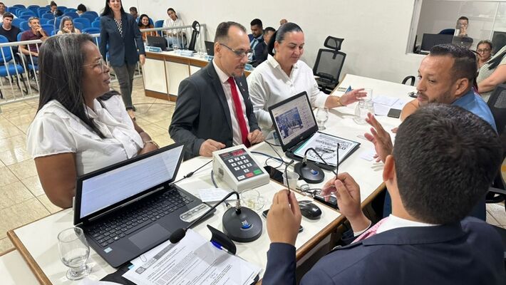 Vereadores durante sessão da Câmara de Coxim
