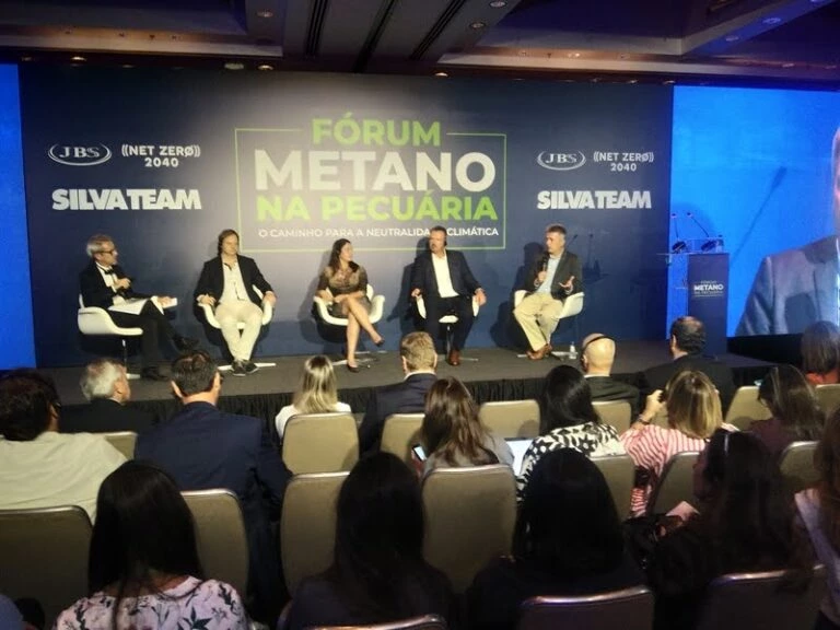 Em 2022, gigante do setor realizaram eventos na América Latina para defender mudança na forma como se calcula o metano emitido pela pecuária. Tema deve ser abordado na COP30. (Foto: Portal DBO/Reprodução site da JBS)