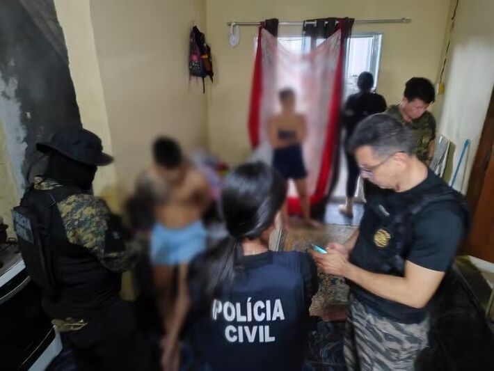 Policiais durante prisão na terça-feira