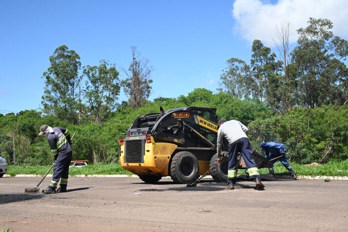 Prefeitura anuncia investimento para tapa-buracos. Foto: PMCG