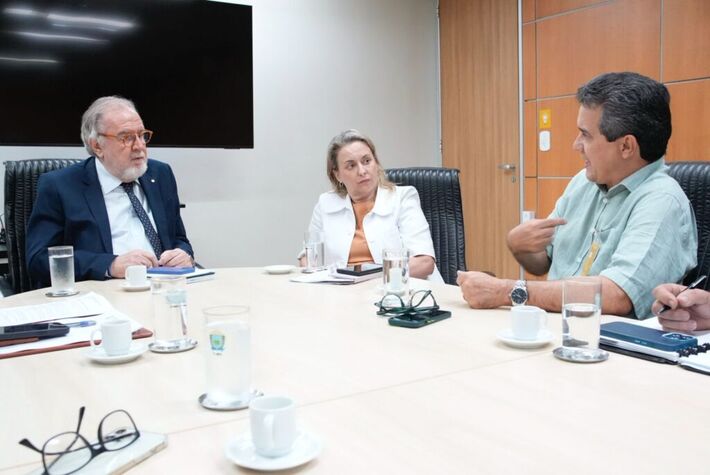 Vereador ao lado do desembargador Ruy Celso Barbosa Florence, e da juíza Jacqueline Machado, auxiliar da Corregedoria. 
