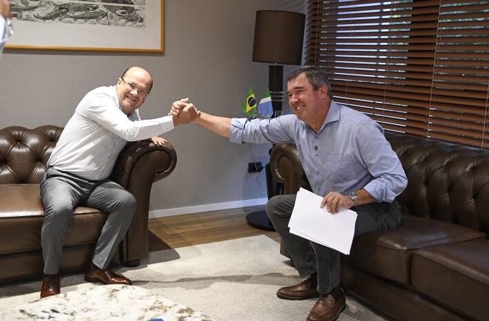 Governador Eduardo Riedel retorna de férias e agradece Barbosinha pelo trabalho desenvolvido | Foto: Bruno Rezende/Secom