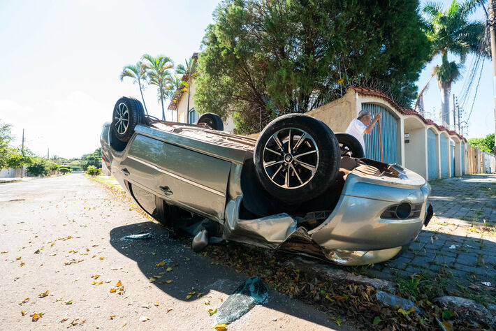 (10.fev.26) - Um carro do modelo Siena ficou destruído após colisão no cruzamento da Avenida Presidente Vargas com a Rua Serafim de Barros, em Campo Grande (MS). Foto: Tero Queiroz 