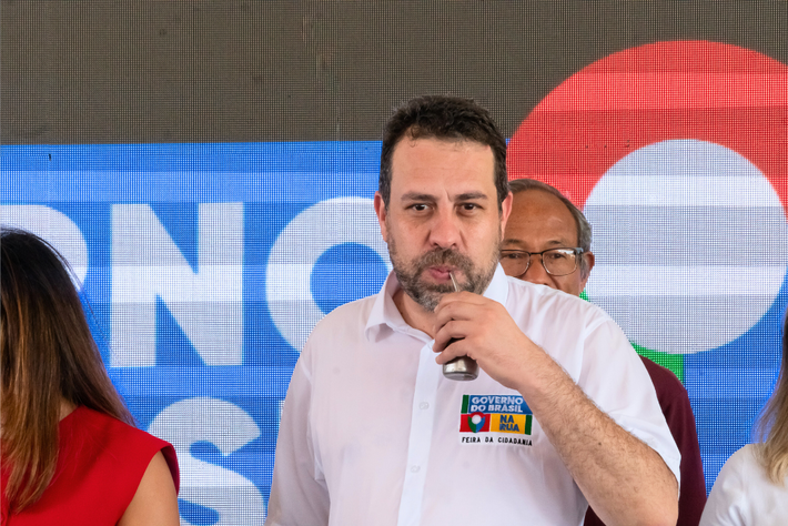 O Ministro Guilherme Boulos toma tereré durante a Feira da Cidadania em Mato Grosso do Sul. Foto: Tero Queiroz