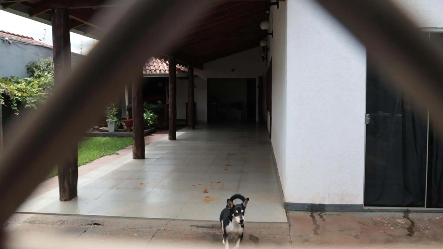Reportagem encontrou casa fechada e apenas um cachorro no quintal. (Foto: Pietra Dorneles, Jornal Midiamax)