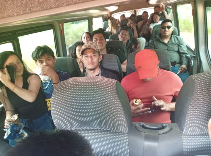 Pessoas de outra comunidade e, inclusive, não indígenas foram vistas chegando em uma van na Aldeia São João, em Porto Murtinho, durante a eleição ao cacicado. Foto: Reprodução