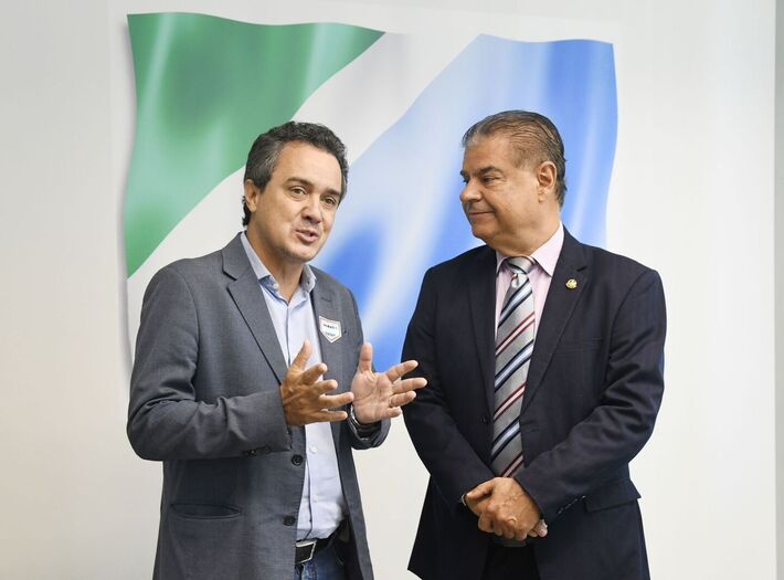 O vereador Landmark Rios, em visita ao senador da República Nelsinho Trad, busca alternativas para retirar famílias de barracos na capital sul-mato-grossense. Foto: Reprodução