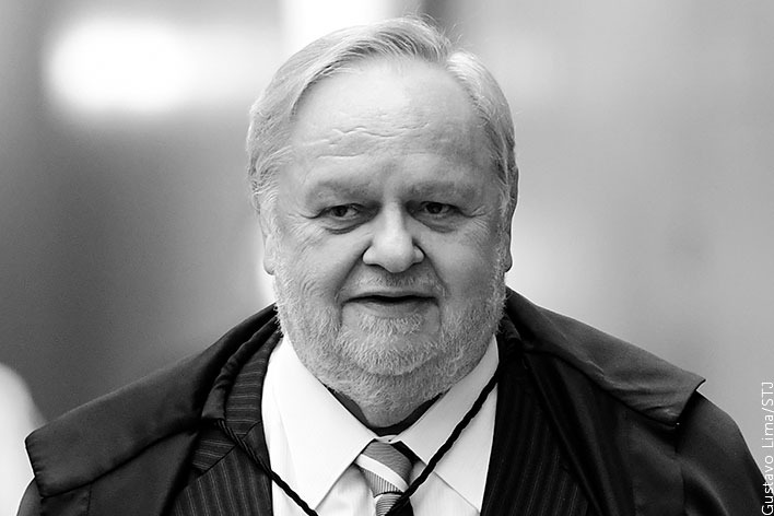 Nascido em Hamburgo, na Alemanha, em 1947, Fischer imigrou para o Brasil ainda bebê e naturalizou-se brasileiro.