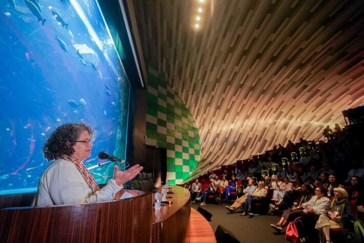 24.03.2026 - COP15 - Lançamento da Avaliação Global dos Peixes Migratórios de Água Doce. Discursa a secretária-executiva da CMS, Amy Fraenkel. O debate ocorreu no auditório do Bioparque Pantanal, maior aquário de água doce do planeta.