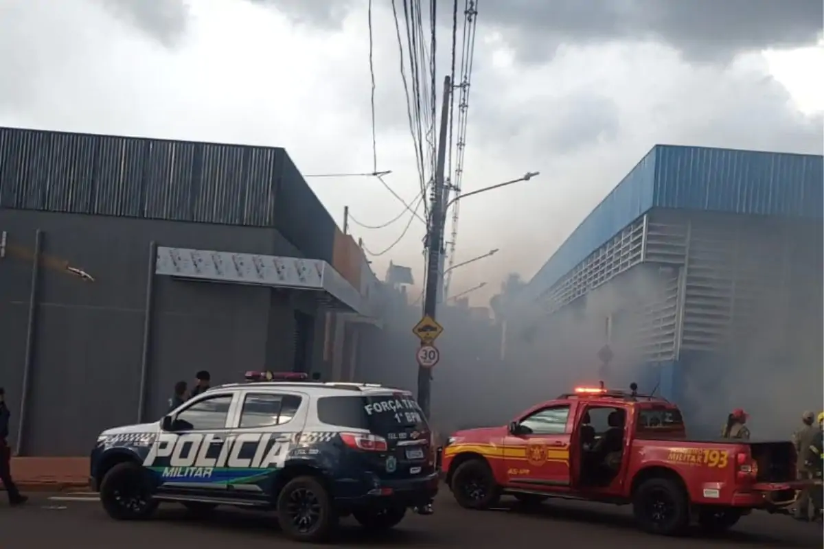 Seis boxes foram consumidos pelo fogo no Camelódromo de Campo Grande na tarde de domingo (12.fev.24).