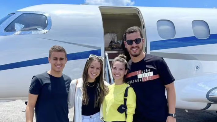 Nikolas Ferreira (PL), Jey Reis, Mariel Batista e o pastor Guilherme Batista diante do Embraer 505 Phenom 300 de Vorcaro. 