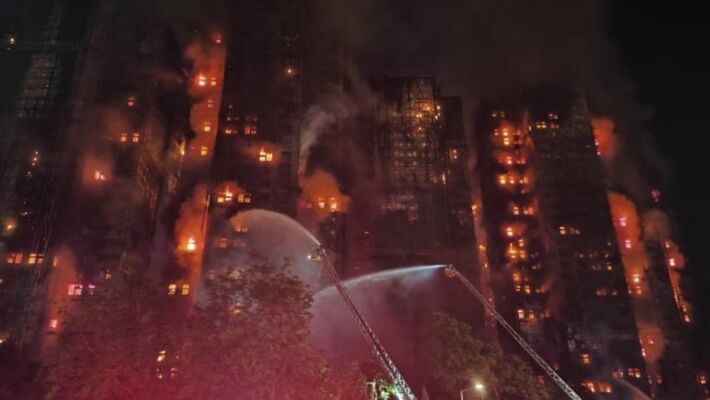 Evidências indicam que o incêndio começou quando um cigarro aceso caiu sobre detritos inflamáveis amontoados em um poço de luz; na imagem, incêndio em Hong Kong em novembro.