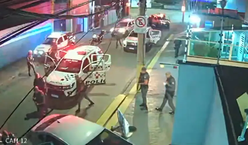 Momento em que três policiais militares contornam o veículo em direção à parte traseira | Foto: Reprodução