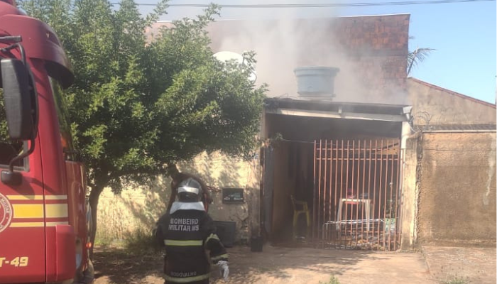 Casa foi atingida por fogo na Rua Cotegipe. Foto: Alexander Morales | MS Notícias