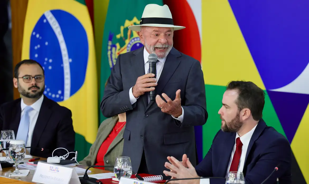Será possível negociar débitos do cartão de crédito e cheque especial. 