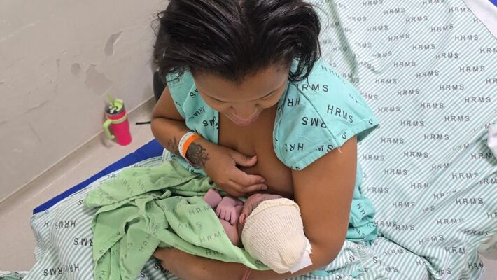 Mãe amamenta seu bebê | Foto: Patrícia Belarmino