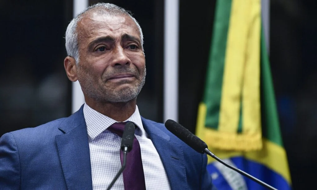 Romário, do CazéTV, abocanha R$ 45 mil dos cofres públicos enquanto trabalha como comentarista de futebol nos EUA.