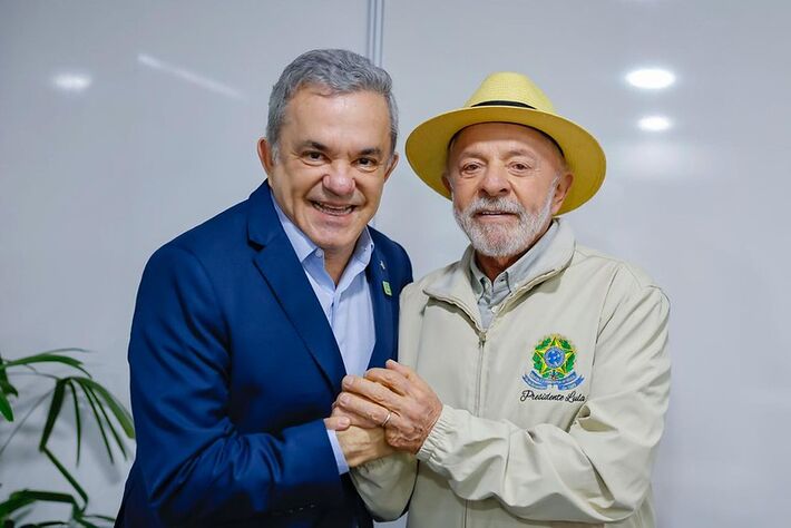 Vander Loubet e o presidente Lula durante agenda do líder brasileiro em MS. 