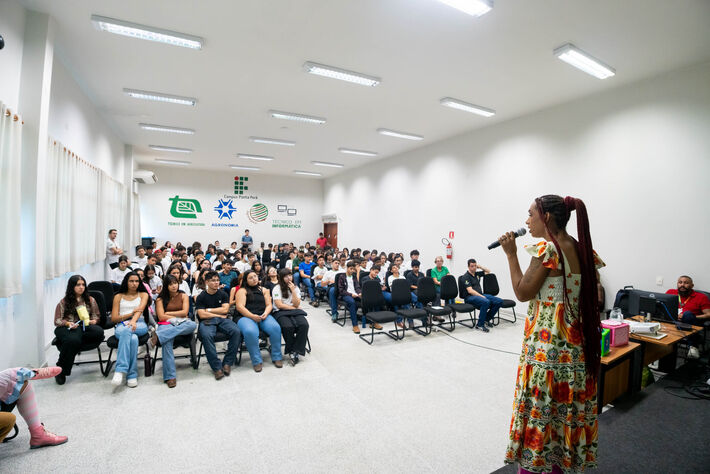 Oficineira Emy Santos durante formação no IFMS de Ponta Porã. Foto: Tero Queiroz 