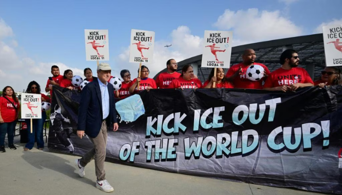 O candidato ao governo da Califórnia, Tom Steyer, junta-se aos trabalhadores do SoFi Stadium que ameaçam entrar em greve durante o evento. Foto: Frederic J. Brown / AFP via Getty Images
